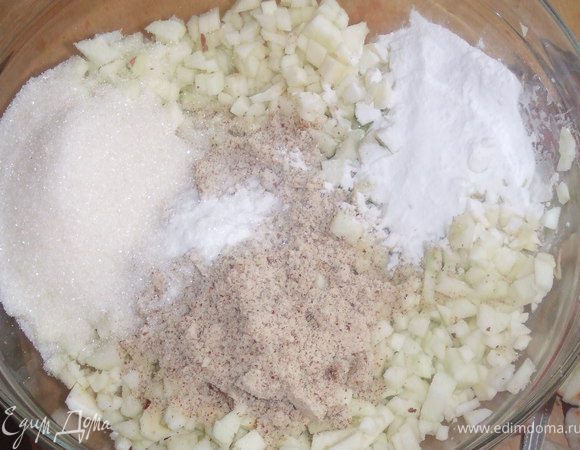 В яблочную начинку добавляем натертый миндаль, ванильный экстракт, крахмал и сахар, все это перемешать.