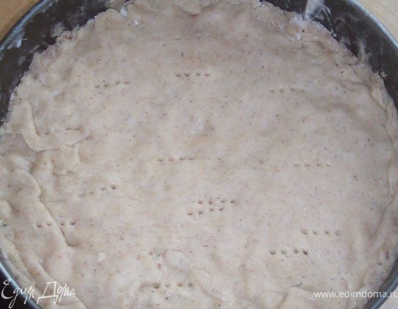 Берем форму диаметром 23 см. смазываем маслом и выкладываем 2/3 части теста, сделать бортики и посыпать крошкой. Выложить начинку и раскатать оставшееся тесто, на верхний слой пирога. Вилкой сделать пару проколов на пироге. 