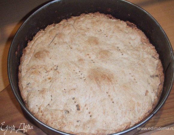 Выпекать пирог, в предварительно разогретой духовке при 180 С, 35-40 минут. Остудить пирог. 