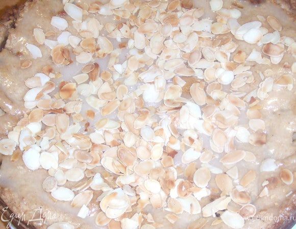 Сделаем глазурь: в сахарную пудру добавить лимонный сок и медальные лепестки. Все перемешать и равномерно нанести на пирог и оставит до застывания. 