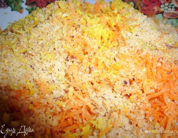 Натереть морковь и соеденить с измельчёнными орехами