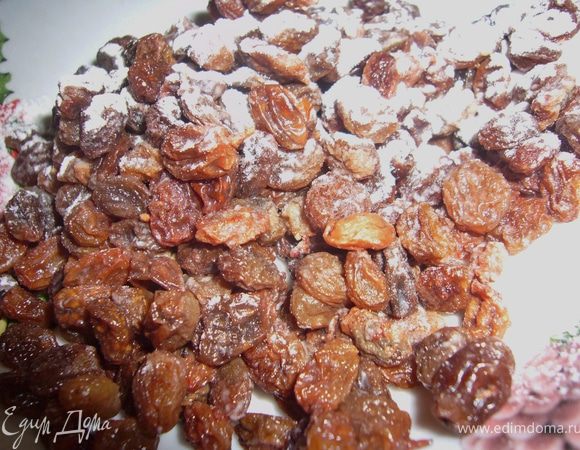 Изюм промыть и замочить в ликёре,присыпать чуть мукой