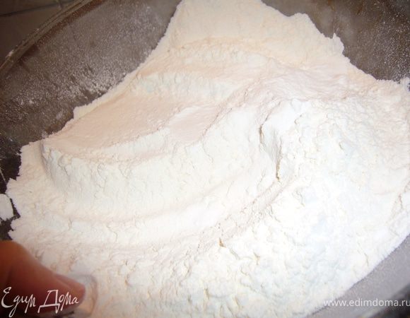 муку просеять и соеденить с разрыхлителем.