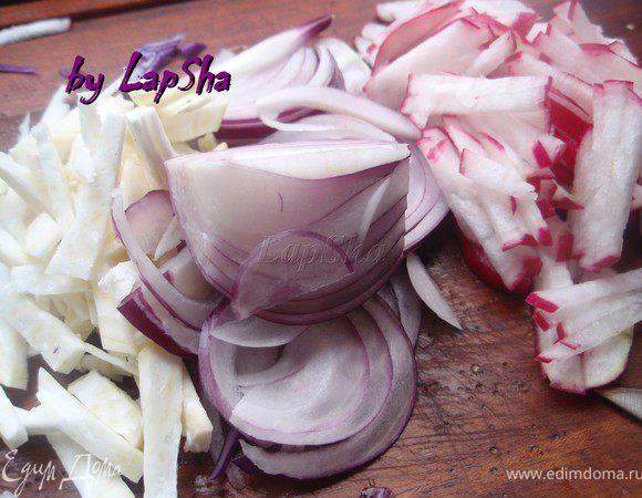 Нашинковать лук, редиску, корень сельдерея тонкими полосками.