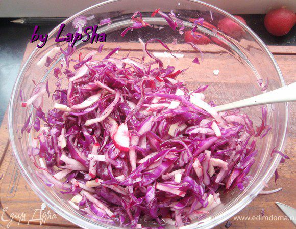 Смешать их с капустой, посолить, поперчить и ещё раз хорошенько все помять руками. 