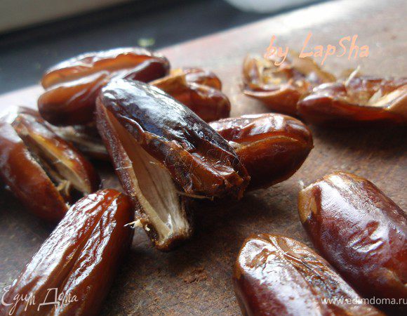 Тем временем финики разрезать вдоль и вытащить косточки.