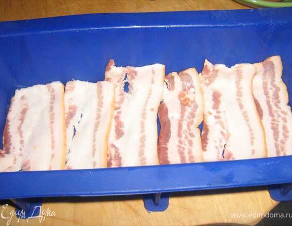 Разогреть духовку до 180С.На дно формы для запекания(я использовала силиконувую форму)выложить полоски бекона