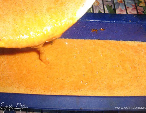 Переложить тыкву вместе с беконом в чашку,добавить сахар,мускатный орех и измельчить с помощью блендера в пюре.Продолжая взбивать добавить яйца,соль и перец.Перелить смесь в форму и запекать 40-45 минут.