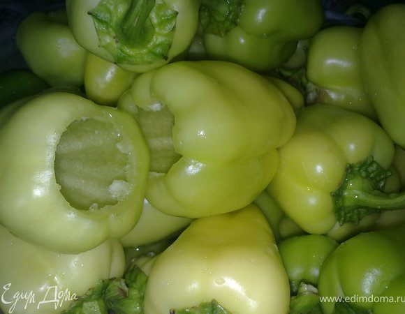 Болгарский перец (можно либо красный,либо зеленый взять.Или же и того и другого)вымыть. Очистить от семян.