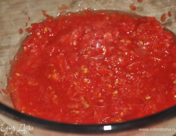 Помидоры разрезать, натереть на терке, кожуру выбросить. Доб. зелень, яйцо, соль, перец, муку. Замесить тесто, как на оладьи.