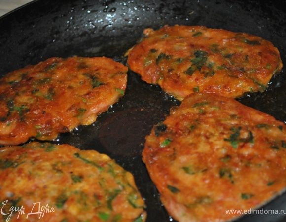 Разогреть масло, ложкой выкладывать тесто, обжаривать на среднем огне до готовности с обеих сторон.