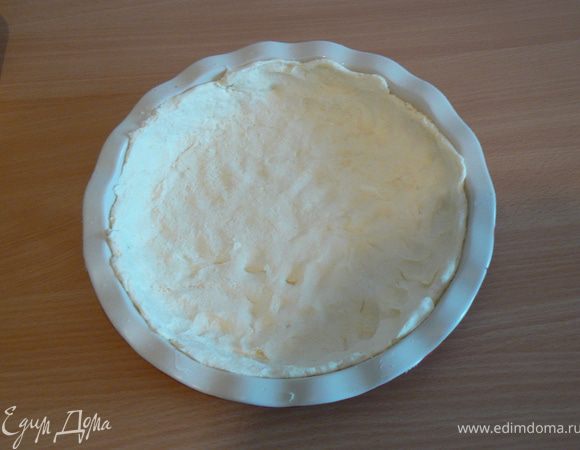 Для теста- смешиваем порезанный кусочками маргарин,муку,соль-сахар в крошку,затем вливаем воду.
Раскатываем тесто и выкладываем дно и бортики формы 28 см,накалываем вилкой и убираем в холодильник не меньше,чем на полчаса. 