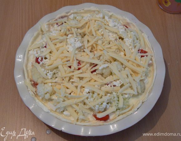 Делаем соус:
Яйца+молоко+брынза взбить в блендере до однородной массы
Заливаем смесью пирог и посыпаем тертым твердым сырком
