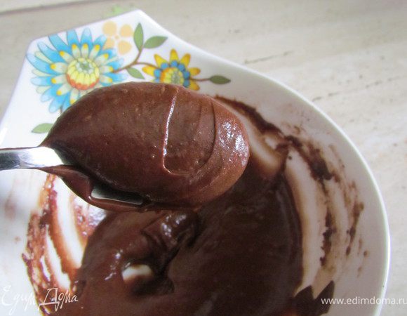 Яйцо взбить венчиком с сахаром, солью, ванилином, влить молоко, перемешать, добавить какао, муку и разрыхлитель. Хорошо вымешать и добавить растительное масло. Еще раз перемешать! Тесто готово буквально за 2 минуты :))) уже радует