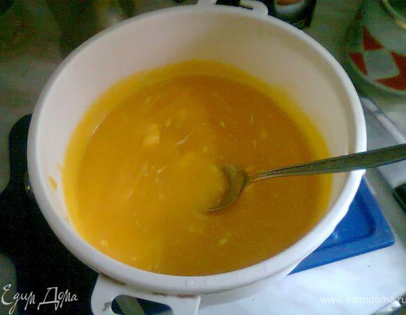 Готовую тыкву превратите в пюре (блендером или перетрите через сито). Пока пюре теплое, в нем хорошо растворятся сахар, соль и сливочное масло.