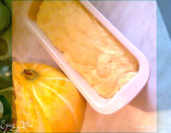 После этого снова вымесите тесто, вернув ему первоначальный объем. Вымешивайте тщательно, удаляя пузырьки воздуха. Форму для выпечки смажьте маслом и выложите тесто. Можно просто выложить тесто в виде каравая на противень или сделать из него маленькие булочки. Присыпьте кунжутом.