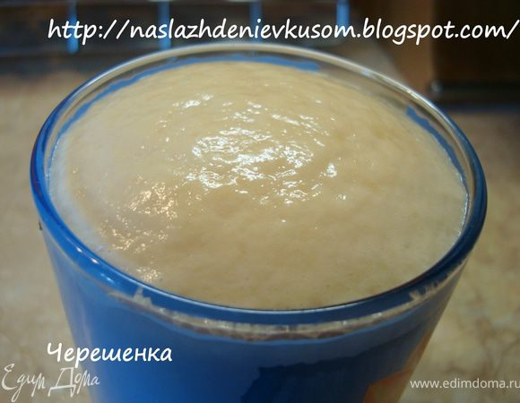 В 1/3 стакана горячей воды растворить сахар и дать остыть то 37-40 градусов (теплая)… Добавить дрожжи, хорошенько размешать и дать постоять 15-20 минут, пока не образуется пышная шапочка… 