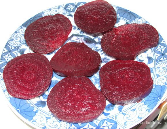 Отварить свеклу. Остудить ее и почистить. Порезать кружочками и уложить на блюдо.