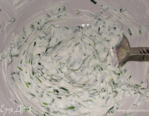 Творожную массу смешать с  солью, перцем и лим. соком. Мелко порубить зелень и добавив в массу, перемешать.