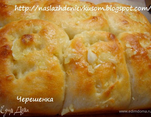 Достаем тесто из миски, обминаем его и придаем фокачче нужную форму. Понятно, что классическая форма – это лепешка, но это же ваша фокачча, поэтому вы можете слепить из нее все что хотите, например закусочные булочки…