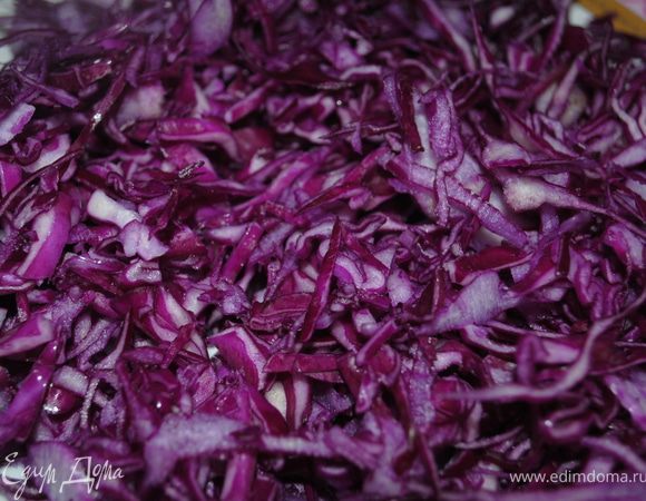 выложить на тарелку