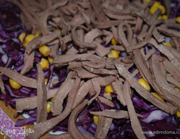 Язык отварить, очистить и тоже нарезать соломкой и выложить на кукурузу