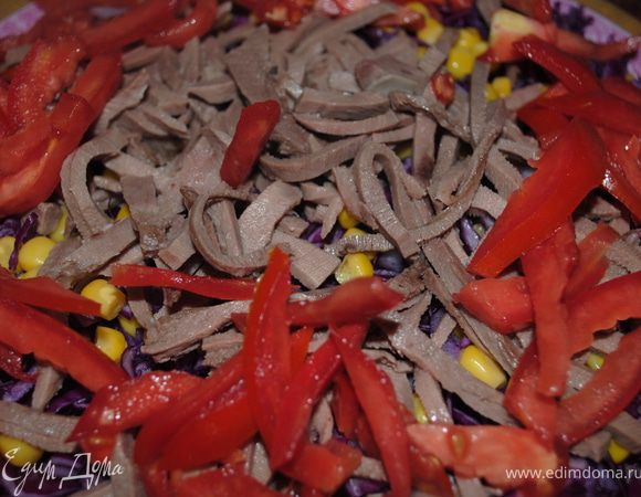 сверху выложить помидор, тоже порезаный соломкой