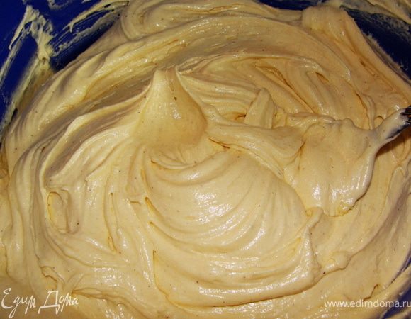 Взбиваем вместе сливочное масло, сахар, ванильный сахар и яйца.
Смешиваем просеянную муку и разрыхлитель. Постепенно добавляя муку, вымешиваем тесто.
