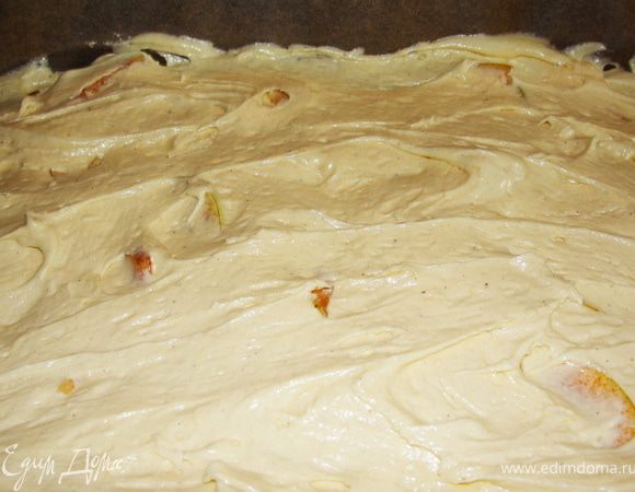 Яблоки почистить, порезать на тонкие дольки. На противень укладываем бумагу для выпечки. Смешиваем тесто с яблоками, выкладываем на бумагу для выпечки.