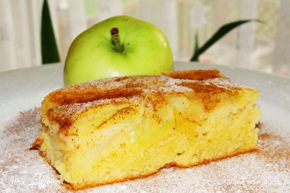 После немного присыпаем сахарной пудрой, возможно, если нравится корицей. И наслаждаемся еще теплым, ароматным яблочным пирогом. Можно подать его просто так или со взбитыми сливками, мороженым.