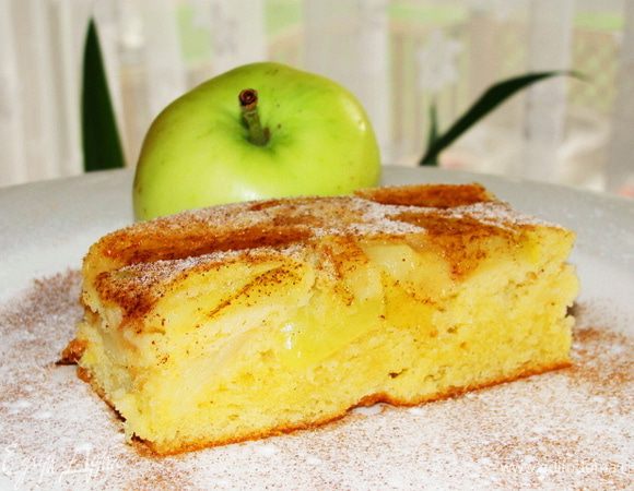 После немного присыпаем сахарной пудрой, возможно, если нравится корицей. И наслаждаемся еще  теплым, ароматным яблочным пирогом. Можно подать его просто так или со взбитыми сливками, мороженым.