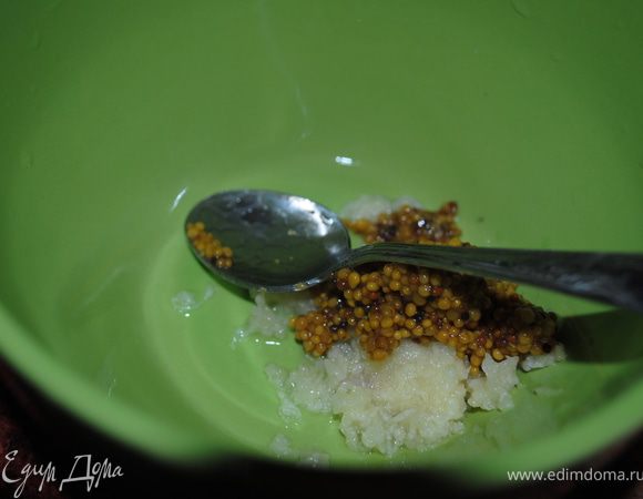 В тарелку смешать чtснок и горчицу