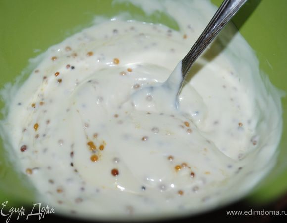 Добавить майонез и смешать