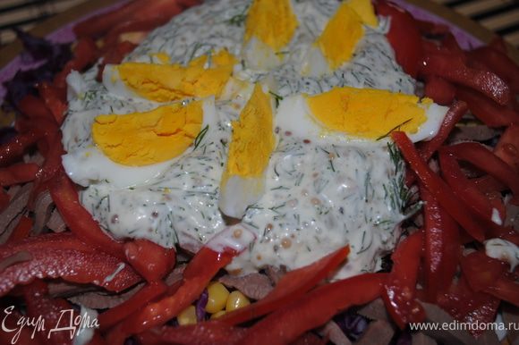На салат посредине выкладаем соус, сверху вареное яйцо, порезаное на кусочки, и перед самим употреблением салат перемешиваем.