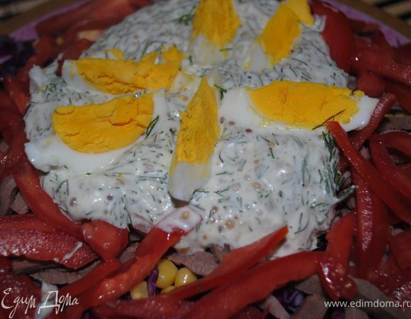 На салат посредине выкладаем соус, сверху вареное яйцо, порезаное на кусочки, и перед самим употреблением салат перемешиваем.