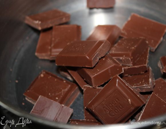 Шоколад покрошить на маленькие плиточки.