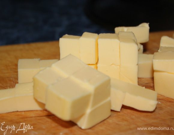 Масло порезать маленькими кусочками.