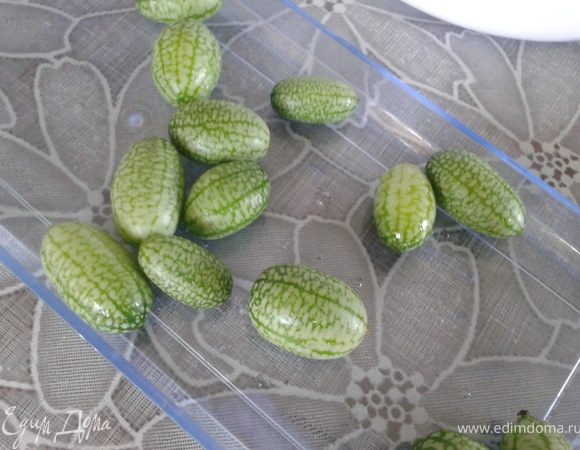 Помыть мелотрию, порезать на половинки.