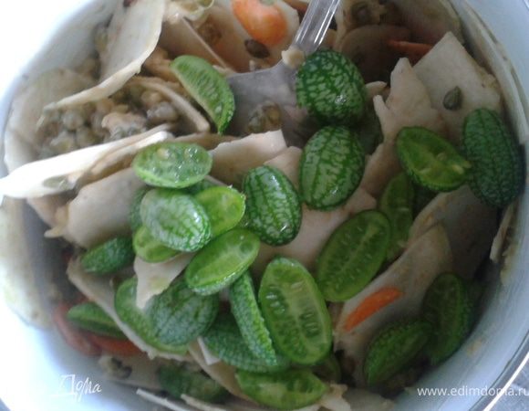 Смешать с салатом. 