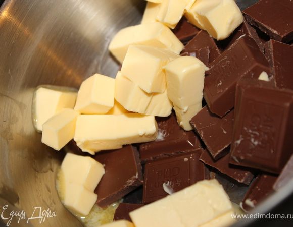 Положить масло и шоколад в кастрюльку и поставить на водяную баню для того, чтобы все растаяло, периодически помешивая.