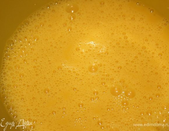 В отдельной посуде взбить яйца.