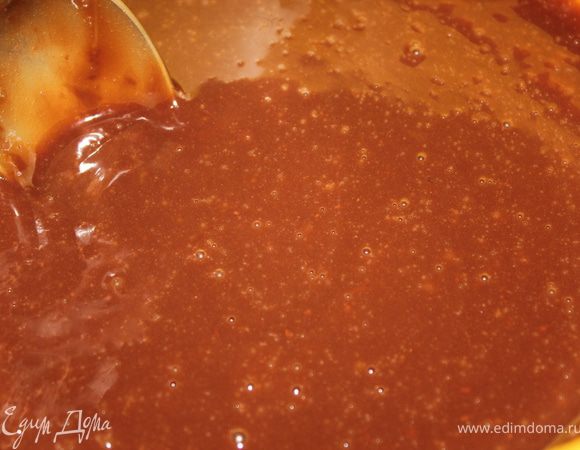 Вылить нашу шоколадно-масленную массу во взбитые яйца и быстро все перемешивать.