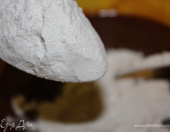 Дальше, не останавливаясь, мешая массу, добавляем муку...