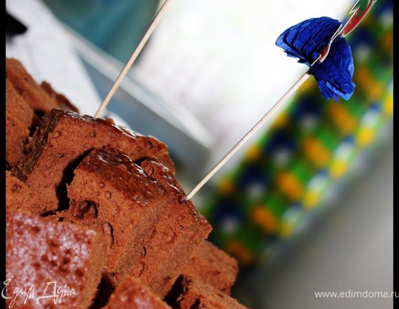 Вуаля, все готово!!! Осталось порезать порционно наши пирожные, разлить чай по чашкам и можно чаепитьничать))))
Приятного чаепития!!!)