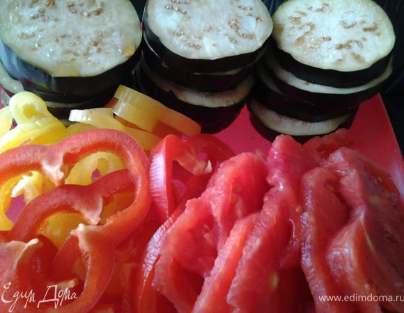 Баклажаны порезать кружочками по пол сантиметра шириной, посолить и оставить на 30 мин. Перец почистить, нарезать кольцами. Помидоры очистить от кожуры, порезать кружочками.