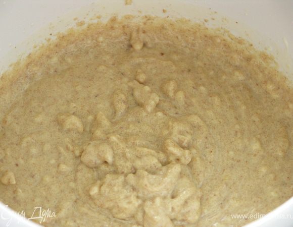  Поставив миксер на маленькую скорость добавить постепенно творог и мягкое масло.Постепенно всыпать муку(заранее соединённую с разрыхлителем) и миндаль молотый.Отключаем миксер,тесто готово.