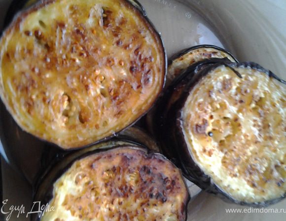 Чеснок растолочь, натереть им баклажаны, обжарить их с двух сторон. Перец обжарить до мягкости на медленном огне.