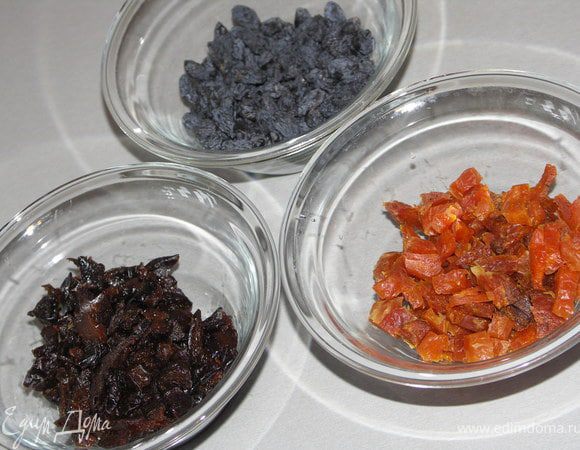 Тщательно вымытые и высушенные сухофрукты мы заранее измельчили(курагу и чернослив) и залили каждый в отдельности 1-1.5 ст.л.коньяка.Оставили на 0.5-1 час.