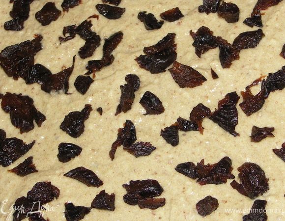 Духовка разогрета до 190С.Форму смазали маслом.Тесто делим на три части.Каждую часть последовательно равномерно распределяем по форме и равномерно посыпаем сухофруктами.Один черносливом..
