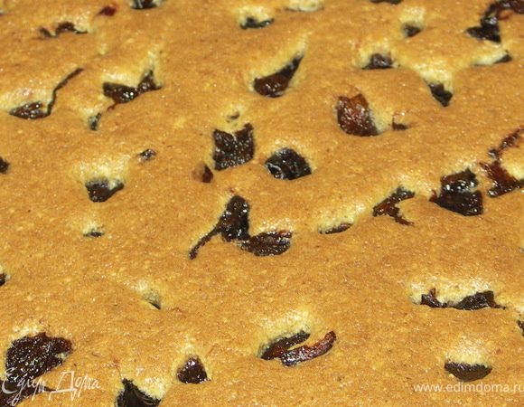 Третий изюмом.Выпекаем поочерёдно коржи примерно 12-15 мин.Точнее ориентируйтесь по своей печке.Коржи достаточно тонкие(1-1.5см),поэтому очень важно не передержать их в духовке,иначе могут суховатыми стать.